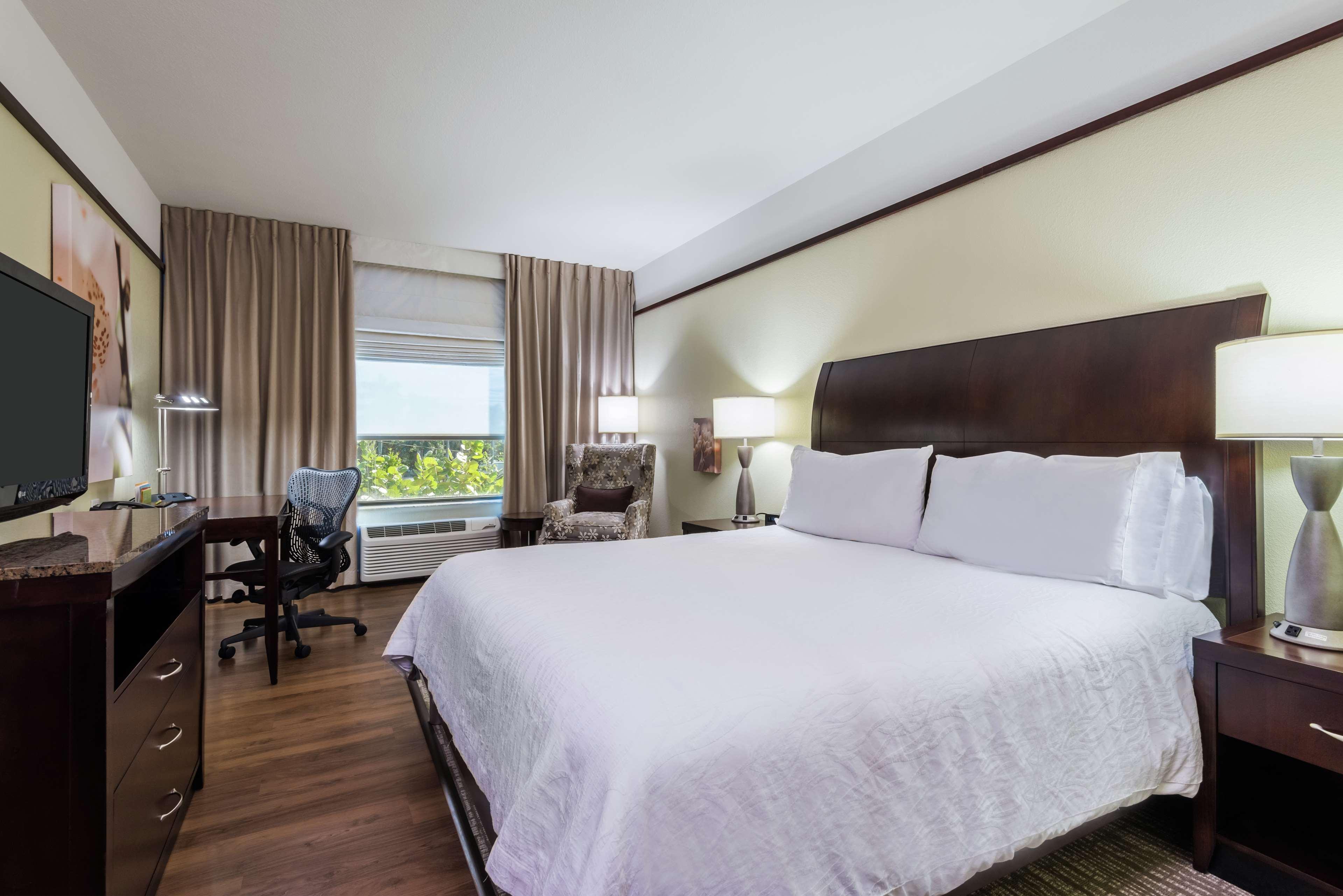 Hilton Garden Inn West Palm Beach Airport Bagian luar foto