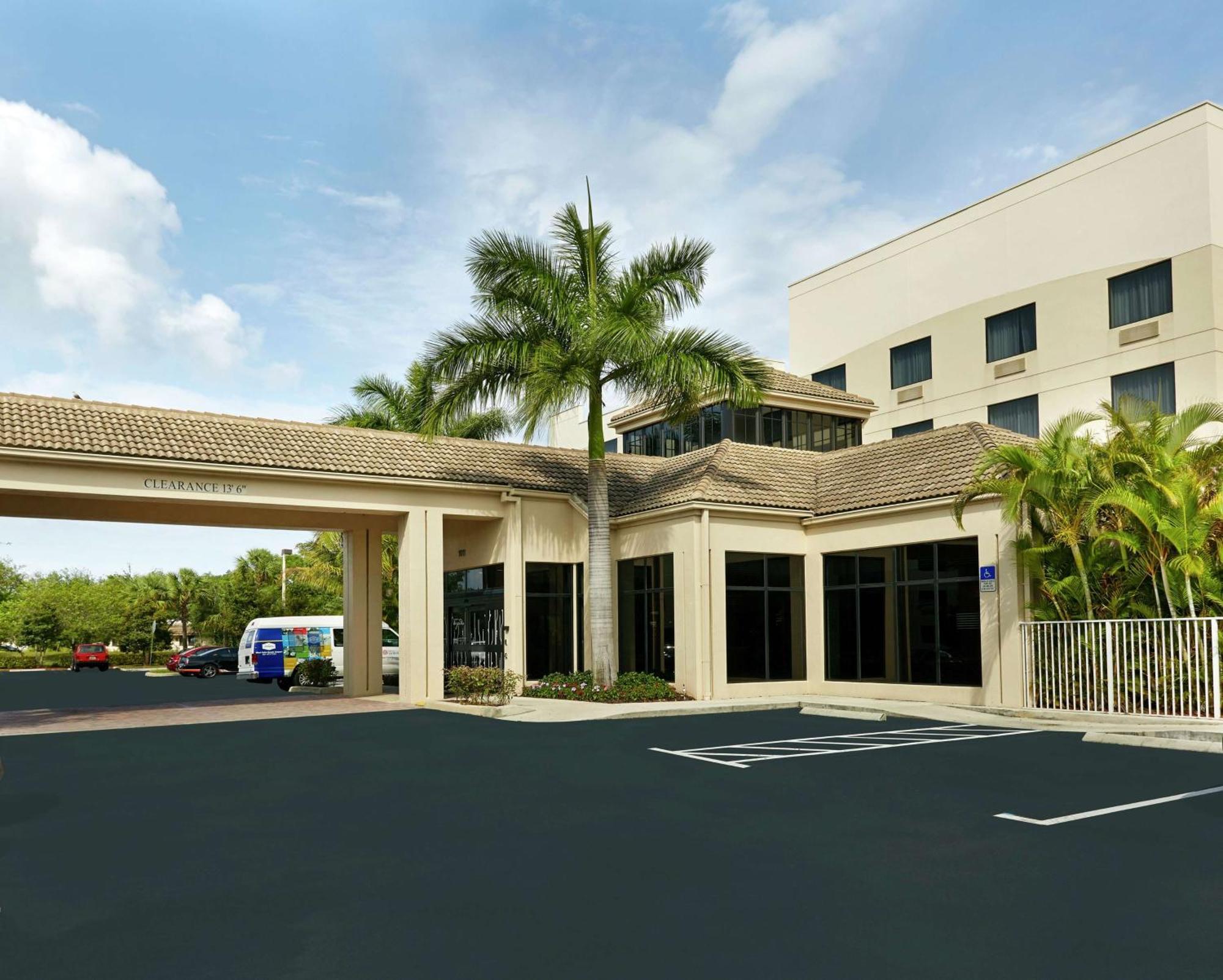 Hilton Garden Inn West Palm Beach Airport Bagian luar foto